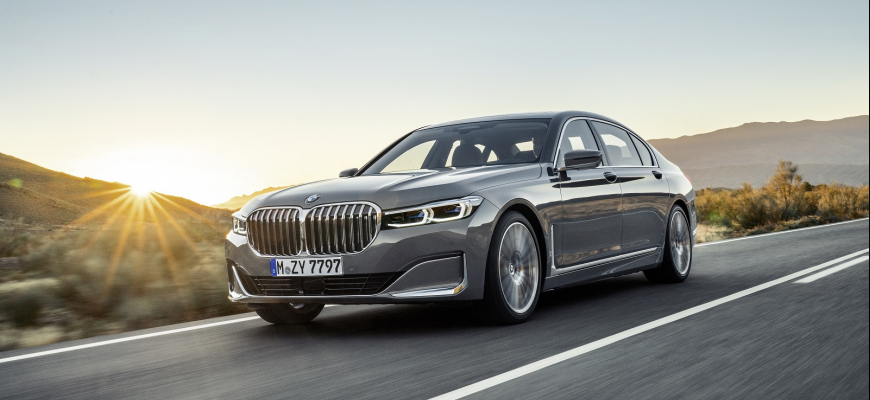 Aj modernizované BMW 7 má nevkusné ľadviny, no vracia do ponuky V12