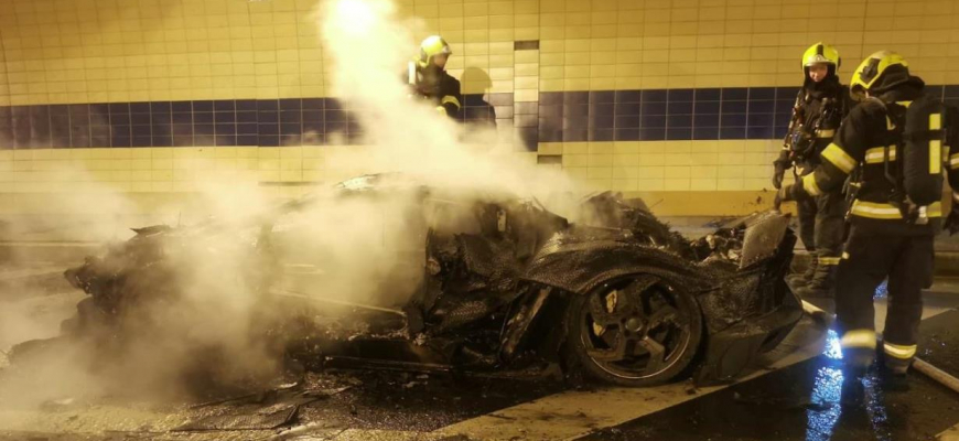V Pražskom tuneli zhorelo vzácne Lamborghini Aventador Mansory