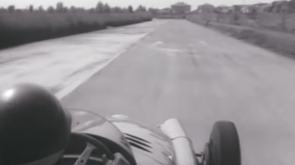 POZRITE SA, AKO FANGIO VYCHÁDZAL ZO ZÁKRUT ŠMYKOM V 1957