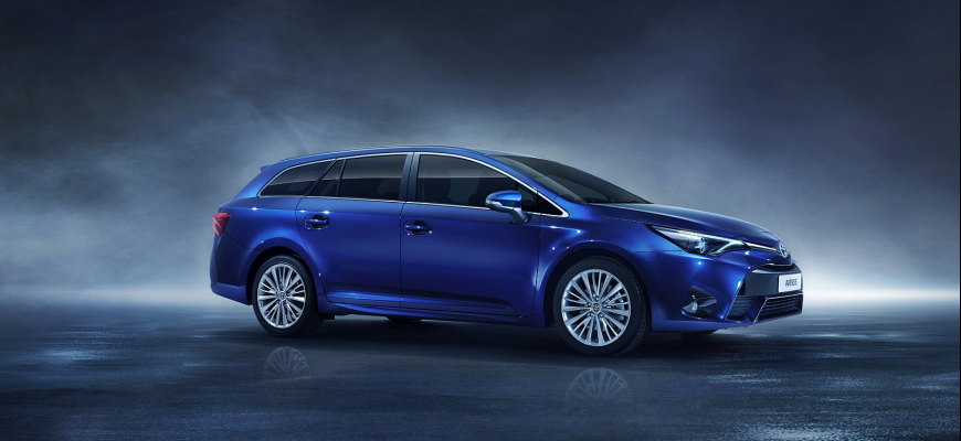 Toyota Avensis si prešla ďalšou modernizáciou. Dosť zásadne a s turbomotormi od BMW