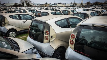 NAJVÄČŠÍ FRANCÚZSKY CARSHARING SKRACHOVAL. PO NEÚSPECHU OSTALO VRAKOVISKO ELEKTROMOBILOV