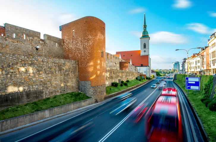 PREKVAPENIE! SÚ KOŠIČANIA VIAC ČASU V ZÁPCHACH AKO BRATISLAVČANIA? VIEDEŇ ČI BUDAPESŤ POHORELI!