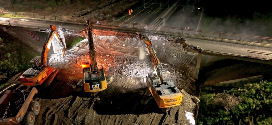 VIDEO: Takto zbúrali most na D1 pri Bratislave. Len za noc a deň. Začínajú rozširovať diaľnicu