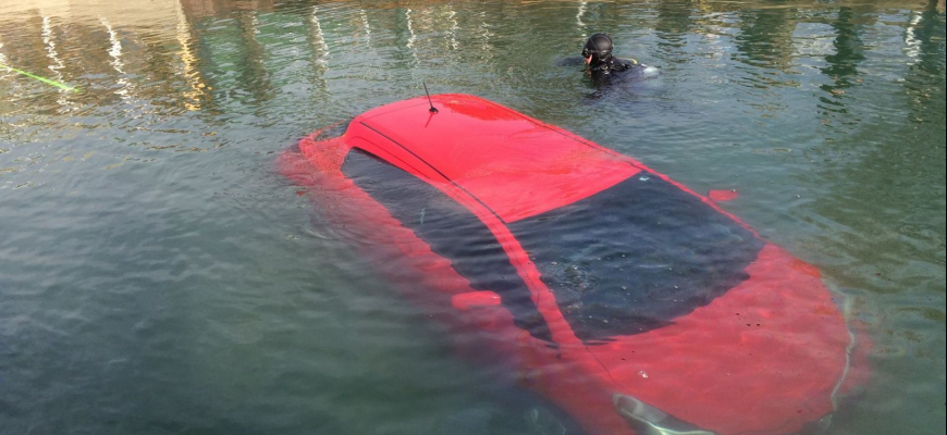 Vodička skončila s autom v rieke, poslalo ju tam GPS