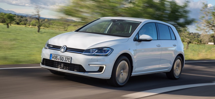 Šprint: VW e-Golf udrží krok s GTi 245, v meste