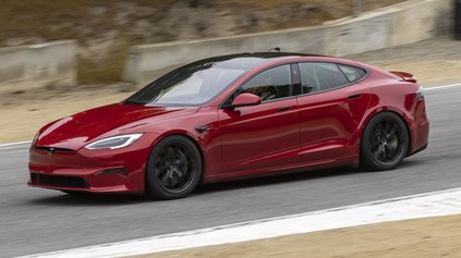 Tesla Model S Plaid s aktívnym zadným krídlom chce nový rekord na okruhu Laguna Seca