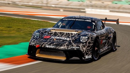 GT4 EPERFORMANCE S VÝKONOM 1000 KONÍ JE ĎALŠÍ KROK K NOVÉMU ELEKTRICKÉMU PORSCHE CAYMAN