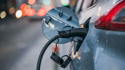 AI PREDLŽUJE ŽIVOTNOSŤ ELEKTROMOBILOV? NOVÉ NABÍJANIE MÁ CHRÁNIŤ BATÉRIE