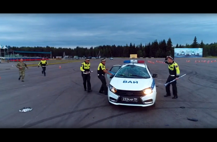 LADA VESTA GANGSTERSKÚ OTOČKU NEZVLÁDA, NO NIE JE JEDINÁ