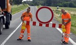 Opravu dôležitej cesty na východe stopli. Chýbajú vraj peniaze, eurofondy nestíhame čerpať