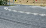 Obrubníky na kruhových objazdoch: Môže sa cez ne prechádzať do vedľajšieho pruhu?