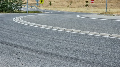 OBRUBNÍKY NA KRUHOVÝCH OBJAZDOCH: MÔŽE SA CEZ NE PRECHÁDZAŤ DO VEDĽAJŠIEHO PRUHU?