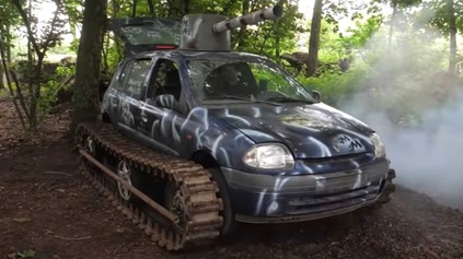 BLÁZNIVÝ HOLANĎAN POSTAVIL RENAULT CLIO TANK. DOKONCA POJAZDNÝ