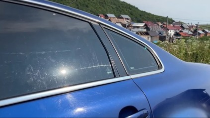 TROJROČNÉ DIEŤA ZOMRELO V ROZPÁLENOM AUTE NA SLNKU. STARÝ OTEC ZAREAGOVAL NA TRAGÉDIU