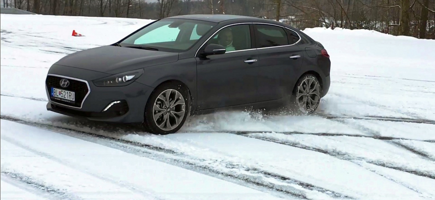 Hyundai i30 Fastback vie šmyky s elektronickou ručnou