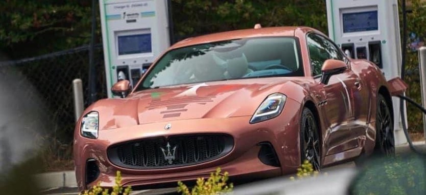 Maserati neustrážilo elektrické Folgore GranTurismo bez kamufláže, toto sú jeho prvé fotky