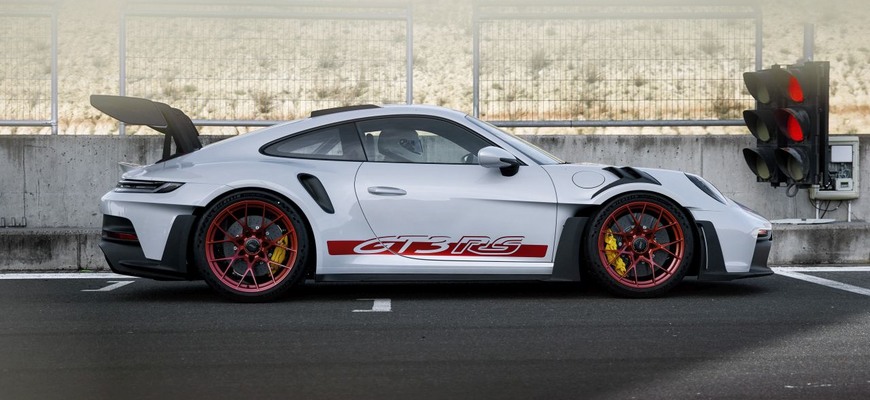 Nové Porsche 911 GT3 RS: 525 koní, krídlo vyššie ako strecha a karbón, kam oko padne