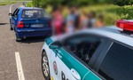 Koľko ľudí sa zmestí do Felicie? Na východe našli až 18 ľudí v aute!