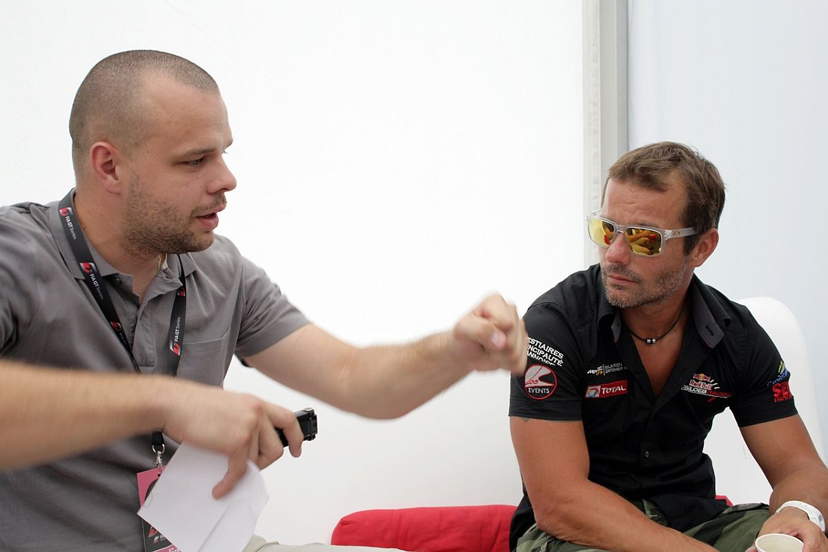 Sébastien Loeb dostáva vzácnu inštruktáž o správnom držaní volantu. Ok, aj toto bol vtip :)