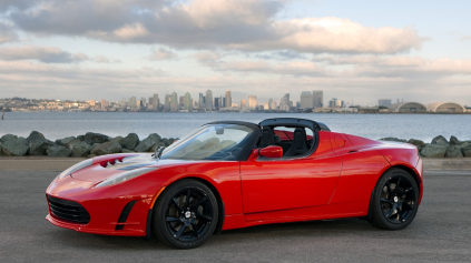 TESLA ZVYŠUJE DOJAZD TYPU ROADSTER! NA JEDNO NABITIE DÁ 640 KM!