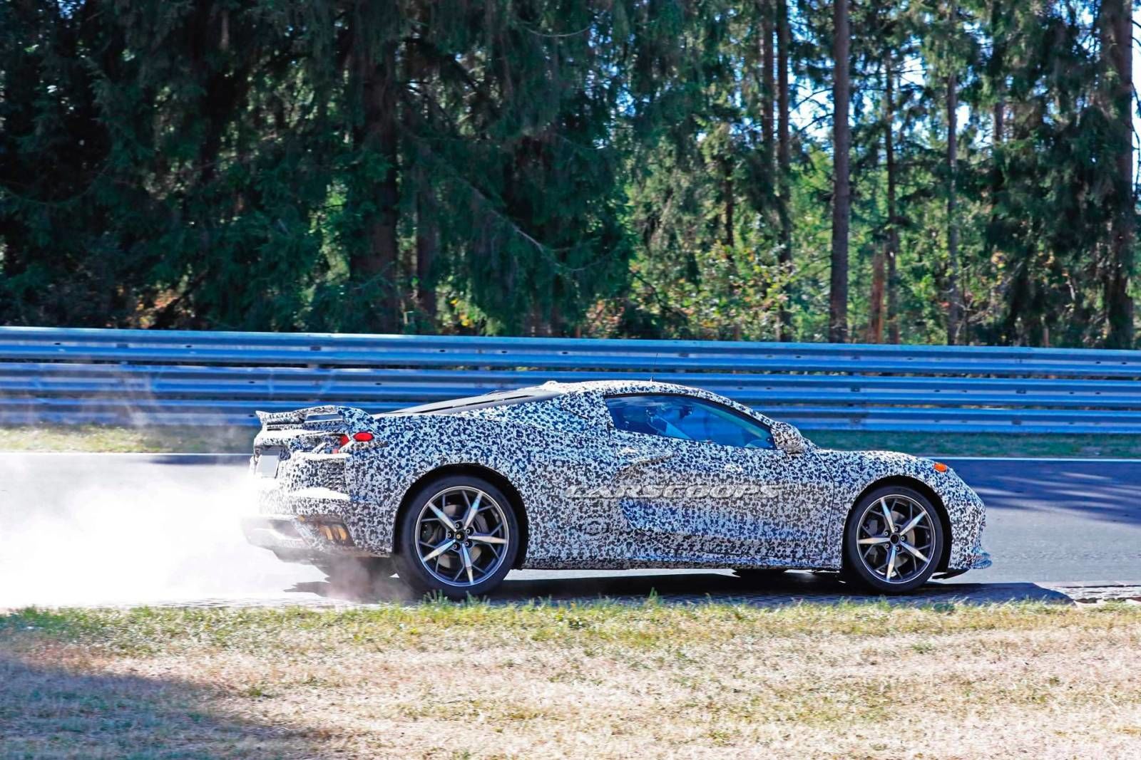 Corvette s motorom v strede lieta po Nürburgringu