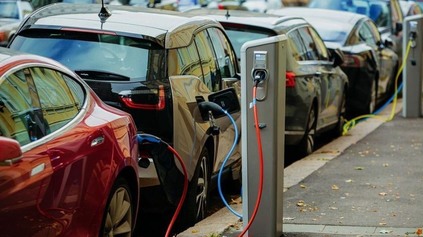 EÚ chce elektromobily, pritom 10 členských štátov nemá jedinú nabíjačku na 100 km ciest