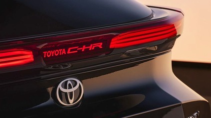 PREČO SVIETI NÁPIS TOYOTA C-HR LEN U STOJACEHO VOZIDLA, KEĎ JE MOŽNÉ MAŤ AJ OSVETLENÉ LOGO?