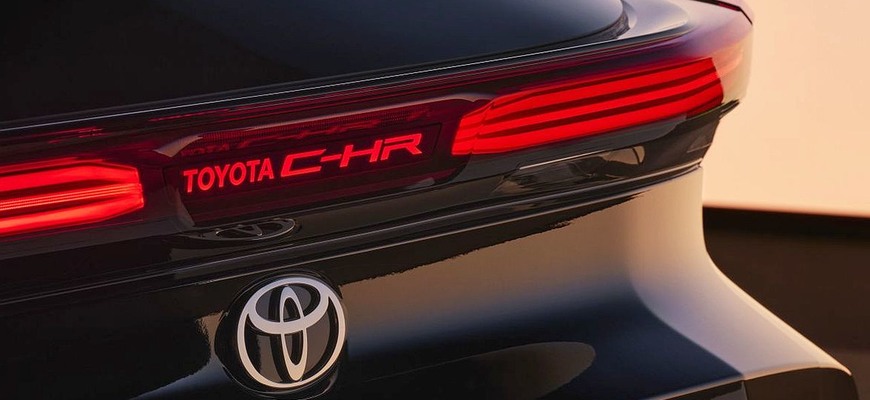 Prečo svieti nápis Toyota C-HR len u stojaceho vozidla, keď je možné mať aj osvetlené logo?