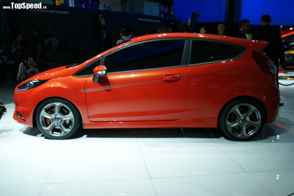 Ford Fiesta ST Concept vyzerá naozaj veľmi dobre, verzme, že sériová verzia nebude veľmi iná a útlejšia...