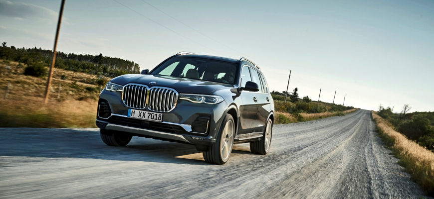 BMW X7 skutočne prichádza s nevkusne veľkými ľadvinkami