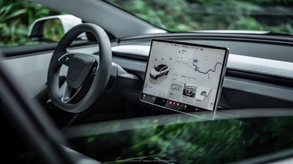 SLOVENSKO OFICIÁLNE SCHVÁLILO TESLA FSD. AUTO MÔŽE SAMO ZATÁČAŤ AJ PRECHÁDZAŤ KRIŽOVATKAMI