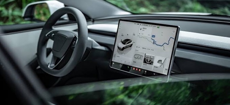 Slovensko oficiálne schválilo Tesla FSD. Auto môže samo zatáčať aj prechádzať križovatkami