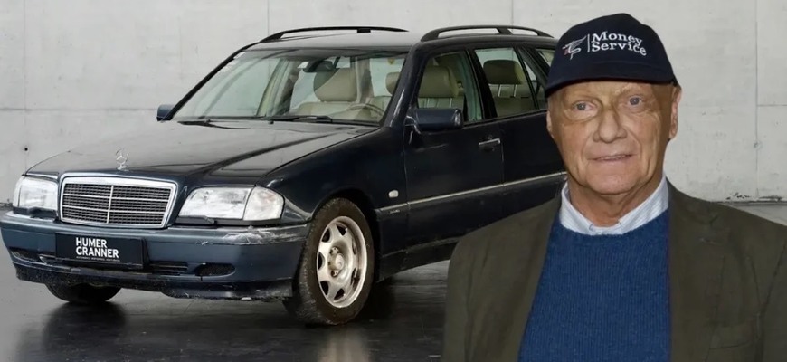 Niki Lauda jazdil na obyčajnom Mercedese. Po rokoch ho objavili na rakúskom statku