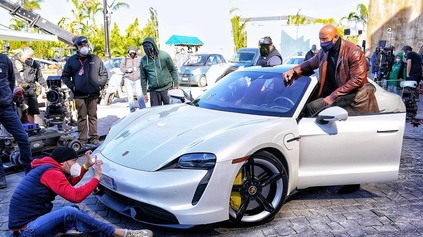 The Rock - Dwayne Johnson sa do Porsche Taycan nezmestí