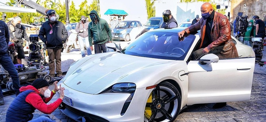 The Rock - Dwayne Johnson sa do Porsche Taycan nezmestí