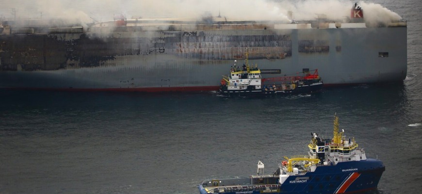 Potvrdené: tento trajekt a autá zhoreli kvôli elektromobilu, úrady sa to snažili utajiť!