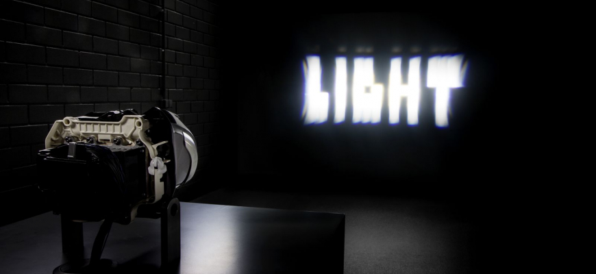 Mercedes LEDkami  konkuruje laserom. Má svetlá s 84 diódami, chystá 256...