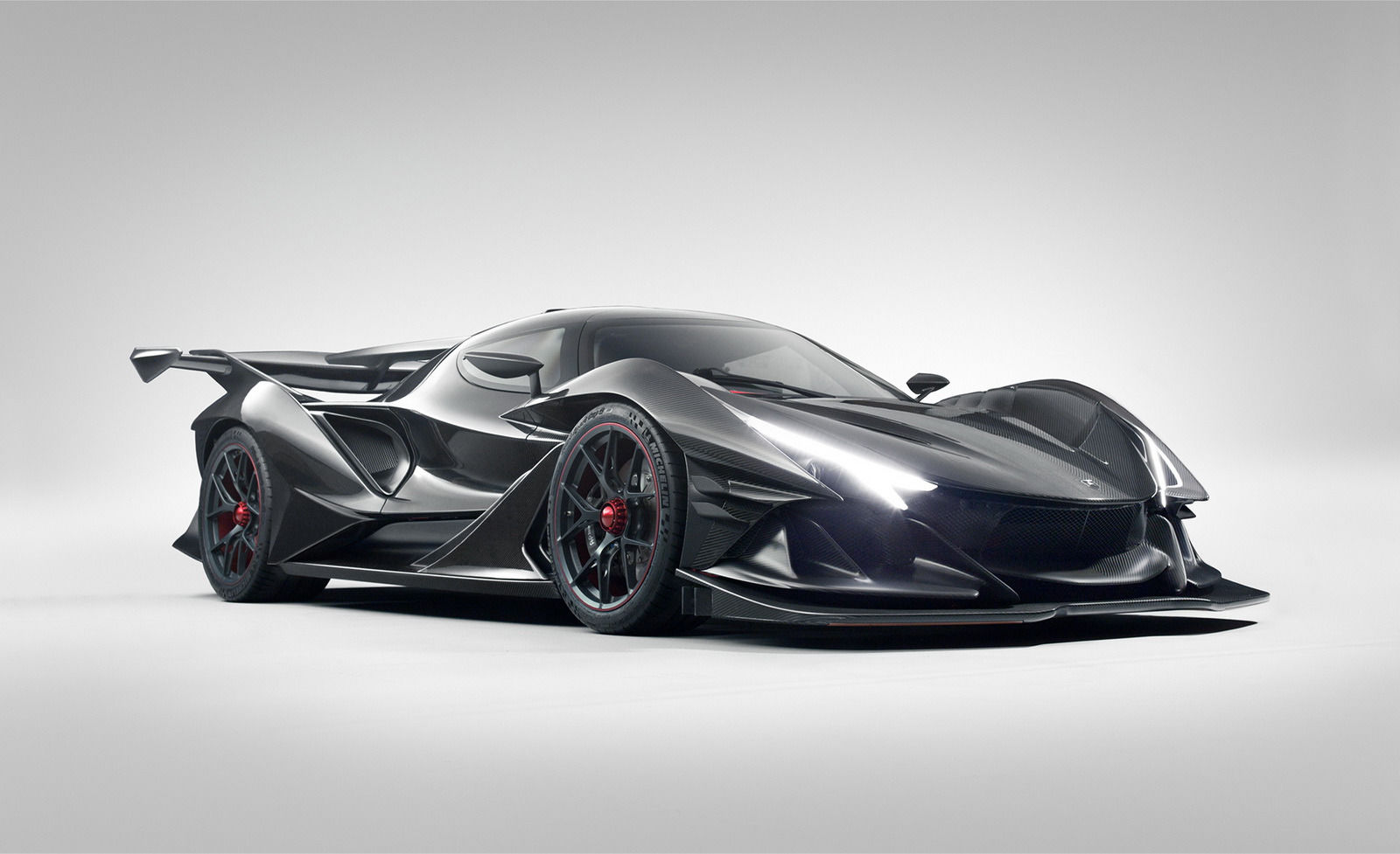 Apollo Intensa Emozione testujú na zmoknutom okruhu