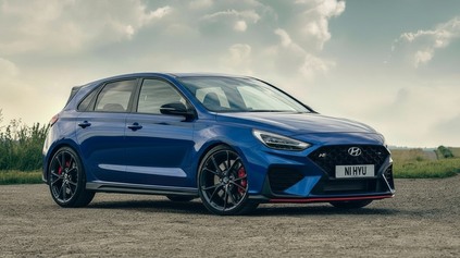 VSTANE BENZÍNOVÝ HYUNDAI I30 N Z POPOLA? NÁZNAKY, ČO BY MOHOL SKRÝVAŤ POD KAPOTOU
