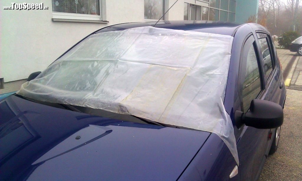 Prekryť čelné sklo na noc igelitom je jedno z najefektívnejších riešení pre autá bez garáže.