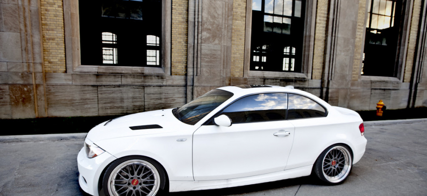 Úpravca Petersport doladil ikonické BMW 1M