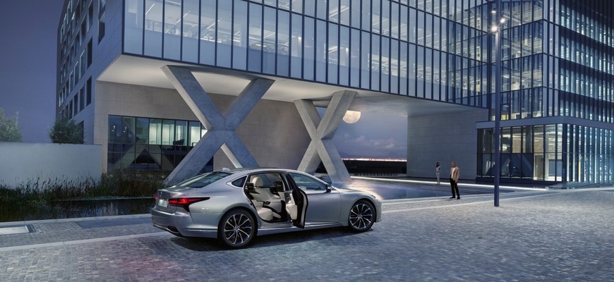 Luxusná limuzína Lexus LS500h 2023 má niekoľko zlepšení