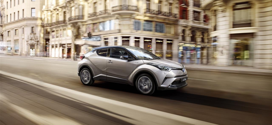 Toyota chce zvýšiť predaj elektromobilov. Na hybridy nezanevrie