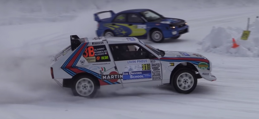 Lancia Delta predvádza drifty na snehu. Ide to skvele