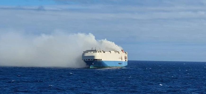 V Atlantickom oceáne už pár dní horí loď plná nových Porsche, VW, Bentley a Lamborghini