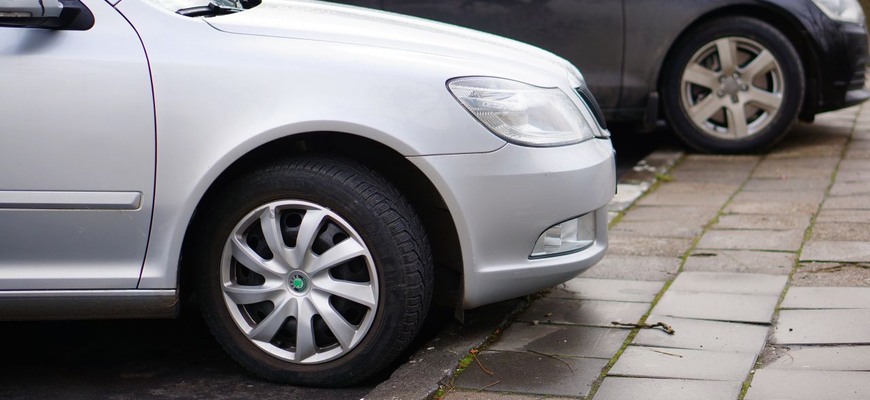 Parkovanie na chodníku: Kedy áno a kedy nie? Pre koho platia výnimky?