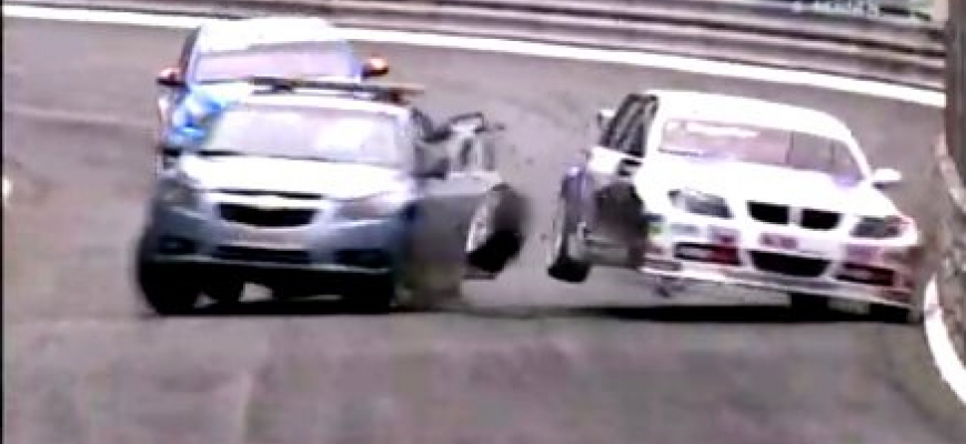 Bizarné: Safety car crash WTCC Pau