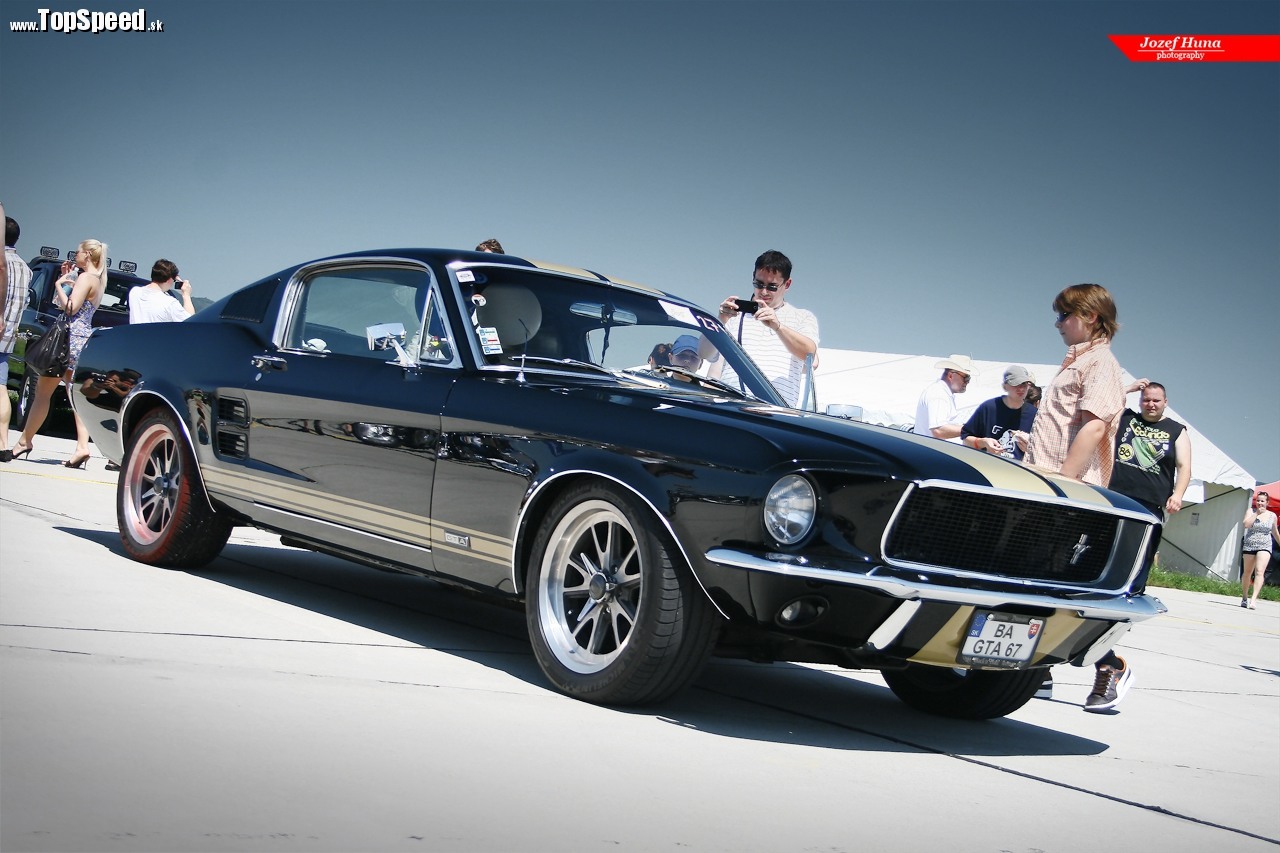 ... napríklad i tento tmavomodrý Mustang ...