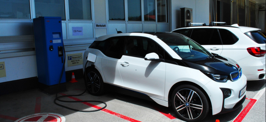 BMW sa s konkurenciou podelí o svoje batérie pre elektromobily