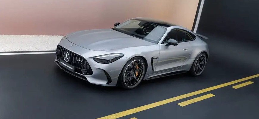 Nový Mercedes-AMG GT (ne)oficiálne. Dostal štyri sedadlá a motory V8 s výkonom 585 koní